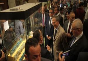 وزير خارجية إيطاليا يلتقط صورا لعرش توت عنخ آمون والعنانى يهديه نموذجا فرعونيا