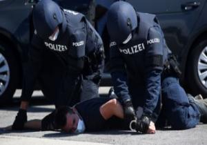 اعتقال 5 أشخاص فى مظاهرات ضخمة بوسط فيينا ضمت 10 آلاف مشارك