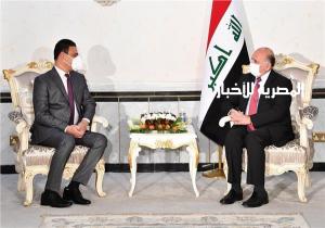 وزير الخارجية العراقي يتسلّم أوراق اعتماد سفير مصر الجديد لدى بغداد