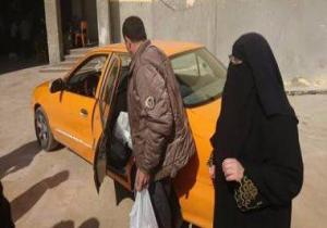 نشطاء أقباط يتدولون صورًا لمنتقبة توزع وجبات على أقباط العريش بالإسماعيلية