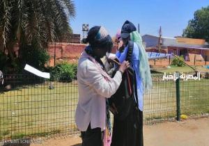 اعتصام الخرطوم.. عبارات "مرحة وصارمة" لا تستثني أحدا