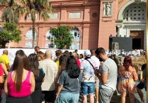 متحف التحرير يشهد إقبالا كبيرا من الزائرين بمناسبة مرور 200 عام على فك رموز حجر رشيد | صور