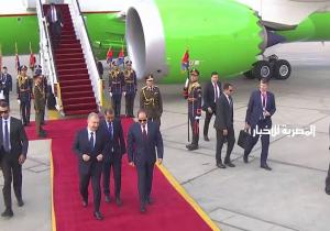 الرئيس السيسي يستقبل رئيس أوزبكستان بمطار القاهرة