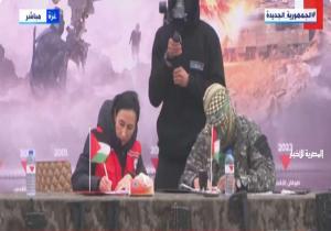 الصليب الأحمر يُوقع وثائق تسلم اثنين من المحتجزين الإسرائيليين