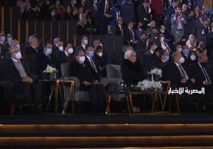 الرئيس السيسي يوجه الشكر لفريق عرض المظلات خلال حفل ختام منتدى شباب العالم في دورته الرابعة