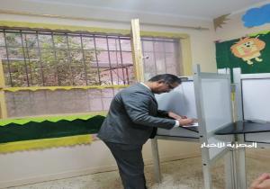 مدير تعليم الجيزة يدلي بصوته في الانتخابات الرئاسية بلجنة مدرسة الفؤاد بالهرم