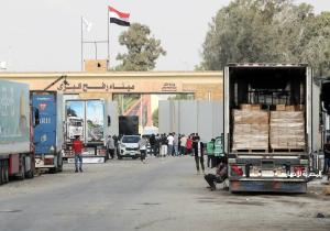 القاهرة الإخبارية: شاحنات المساعدات التى تدخل قطاع غزة تشمل آلاف اللترات من الوقود والسولار