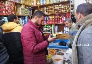 تحرير محاضر لتجار وأصحاب مخابز مخالفين وضبط سلع منتهية الصلاحية في كفرالشيخ