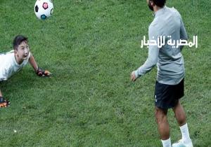 محمد صلاح يلعب الكرة مع ذوي الاحتياجات الخاصة