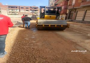 بتكلفة تتجاوز ٢ مليون جنيه رصف عدة طرق بشرق مدينة كوم حماده فى البحيرة
