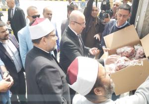 وزير الأوقاف ومحافظ بني سويف يفتتحان مسجد عمر بن عبد العزيز.. ويوزعان 3 أطنان لحوم على الأسر الأولى بالرعاية