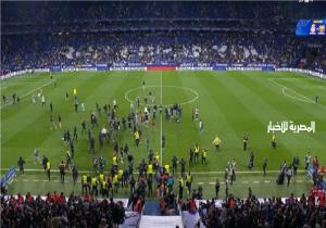 جماهير إسبانيول تقتحم أرض الملعب للهجوم على لاعبي برشلونة بعد الحتفال المستفز | فيديو