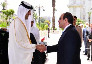أمير قطر على رأس مستقبلي الرئيس السيسي بمطار حمد الدولي