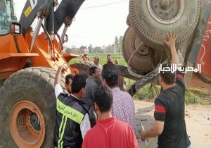 لحظة مطاردة رئيس مدينة الباجور لسائق جرار كسح يلقي مياه الصرف في مصرف (صور)