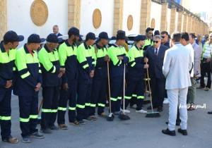 محافظ الدقهلية يلتقي عمال شركة النظافة الجديدة لدعم المنظومة بغرب المنصورة| صور