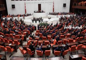 البرلمان التركي يجرد نائبين مؤيدين للأكراد من العضوية