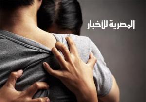 تركت منزل زوجها وتعرفت على عامل استولى على أموالها ومتعلقاتها واحتجزها بشقة