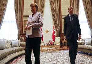 ميركل تلتقي أردوغان وتعبر عن "قلقها" بشأن الحريات
