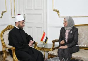 وزير الأوقاف يستقبل سفيرة مملكة البحرين ويتسلم دعوة رسمية لحضور مؤتمر الحوار الإسلامي