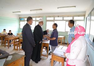 وكيل الأزهر يتفقد لجان امتحانات الشهادة الثانوية الأزهرية.. ويُوجه بتوزيع المياه الباردة