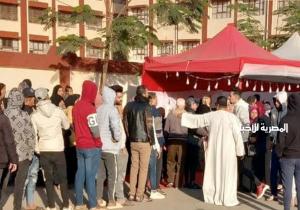 رئيس مركز المنصورة يتابع عملية التصويت من داخل غرفة العمليات