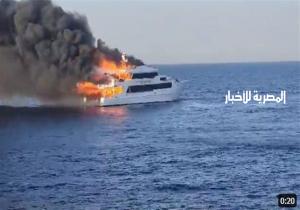 لحظة نشوب حريق في مركب سياحي بالبحر الأحمر(فيديو)