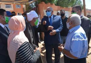 محافظ الوادي الجديد يتفقد لجان إنتخابات قري مركز الخارجة