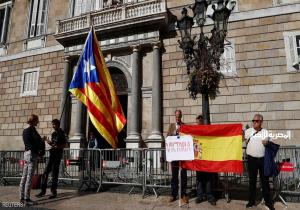 رئيس كتالونيا المقال وأعضاء من حكومته يغادرون الإقليم