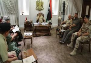 حفتر يتابع مع قادة المحاور العسكرية سير العمليات ضد المليشيات فى ليبيا