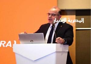 رئيس الرقابة المالية يلتقي الفائزين بتحدي بحوث جمعية خبراء الاستثمار