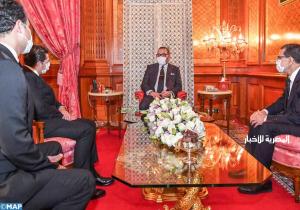 العاهل المغربي الملك  محمد السادس يستقبل بالقصر الملكي بالدار البيضاء كلا من السيد السعيد أمزازي والشاب عثمان الفردوس.