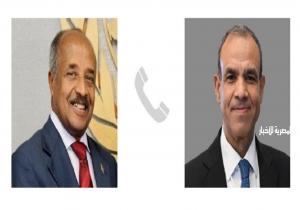 وزير الخارجية والهجرة يجري اتصالًا هاتفيًا مع نظيره الإريتري