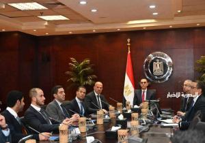 وزير الاستثمار يبحث مشروعًا متكاملًا لمعالجة وتصنيع الرمال الكاولينية