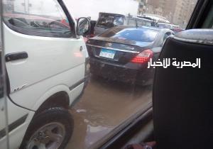 كسر بخط مياه يسبب شللا مروريا في جسر السويس وانقطاع المياه عن عدة مناطق