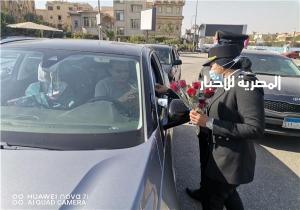 الداخلية توزع الهدايا والورد على المواطنين احتفالاً بـ«عيد الشرطة»/ صور