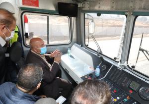 وزير النقل يستقل جرار اختبار السكة للقطار الكهربائي الخفيف LRT للتأكد من صلاحية أعمال السكة
