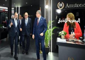 رئيس العربية للتصنيع يتفقد جناح شركة أميستون إنترناشيونال جروب العاملة في مجال الصناعات الدفاعية
