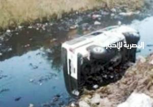 إصابة 10 أشخاص بينهم 4 سيدات في انقلاب ميكروباص في مجرى مائي بالغربية