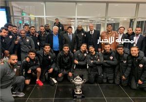 فيديو ...  وزير الرياضة يستقبل فريق الزمالك بمطار القاهرة بعد التتويج بالسوبر الأفريقي