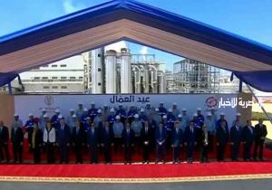 الرئيس السيسي يتوسط صورة تذكارية مع عمال مصنع الشرقية للسكر عقب احتفالية عيد العمال