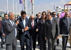رئيس الوزراء يتفقد مجمع المدارس الجديدة بأرض القرية الكونية ويشيد بالتجربة لدعم التعليم | صور