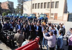 وزير الزراعة يسلم 177 جرارًا ومعدات ومشروعات صغيرة للجمعيات والمزارعين في إطار مبادرة حياة كريمة