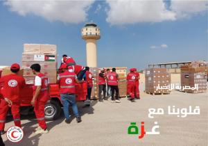 الهلال الأحمر بشمال سيناء يقوم بتفريغ شحنة مساعدات أردنية لتسليمها للأشقاء بفلسطين| صور