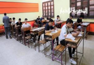 طلاب الثانوية العامة للدور الثاني يؤدون امتحان اللغة الأجنبية الأولى