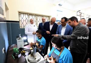 رئيس الوزراء يتفقد مدرسة "إيجيبت جولد" الثانوية للتكنولوجيا التطبيقية المتخصصة في صناعة الحلي والمجوهرات