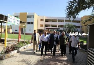 محافظ الوادي الجديد يتابع جاهزية لجان امتحانات الثانوية العامة