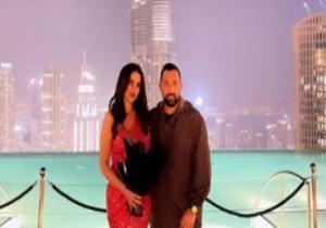 درة تواصل الاحتفال بعيد الحب بصورة جديدة مع زوجها من أمام برج خليفة