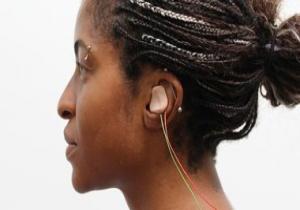 باحثون يطورون جهازا يشبه سماعة الأذن يمكنه مساعدتك على تعلم اللغات