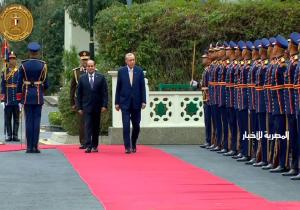 الرئيس السيسي ونظيره التركي يستعرضان حرس الشرف بقصر الاتحادية