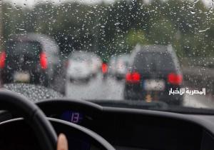 هطول أمطار.. المرور تناشد قائدي السيارات الالتزام بالسرعة المقررة على الطرق